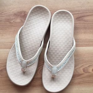 Vionic Casandra Toe post sandal size 10